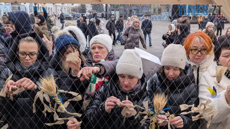 Відзначаємо День Соборності України: житомиряни на Михайлівській плетуть маскувальну сітку