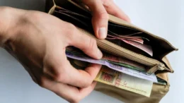 Пенсіонери можуть отримати майже 1000 гривень доплати у лютому: деталі
