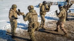 У ЗСУ запроваджують єдину систему підготовки з ножового бою для мобілізованих