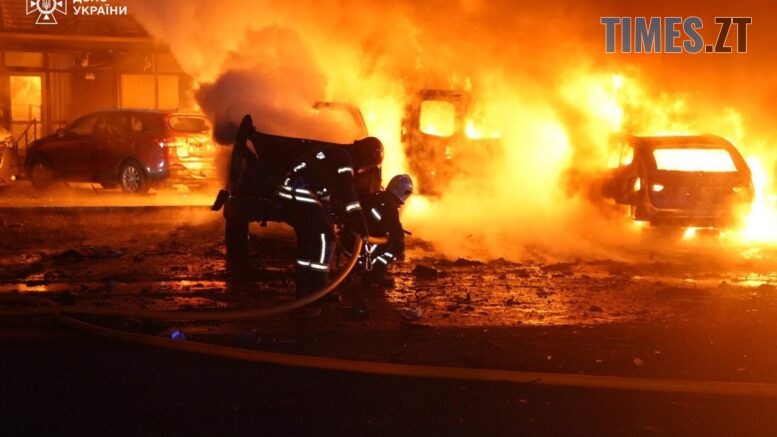 російські терористи вдарили шахедом по автостоянці в житловому кварталі Сум