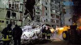 російські терористи скинули КАБ на житлову багатоповерхівку у Херсоні