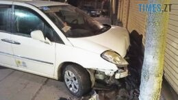 У Житомирі легковик на швидкості влетів у цегляний паркан