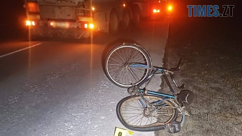 Смертельна ДТП на Овруччині: під колесами вантажівки загинув велосипедист