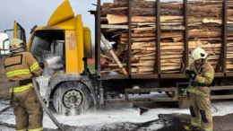 На Коростенщині загорівся вантажний автомобіль з деревиною