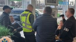 На Житомирщині правоохоронці затримали трьох посадовців на вимаганні хабарів за вирішення «земельного питання»