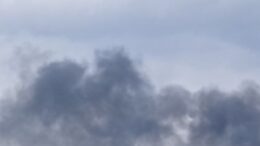 російські терористи вдарили балістикою по цивільному підприємству у Дніпрі
