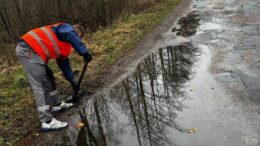 Дорожники Житомирщини проводять спуск води з доріг та готуються до нічних заморозків