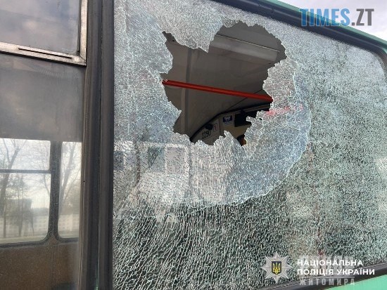 Житомирянин розбив вікно тролейбуса каменем: подробиці