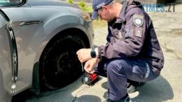 На Звягельщині правоохоронці допомогли водійці замінити пошкоджене колесо