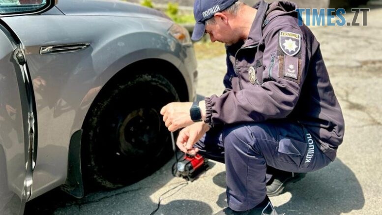 На Звягельщині правоохоронці допомогли водійці замінити пошкоджене колесо
