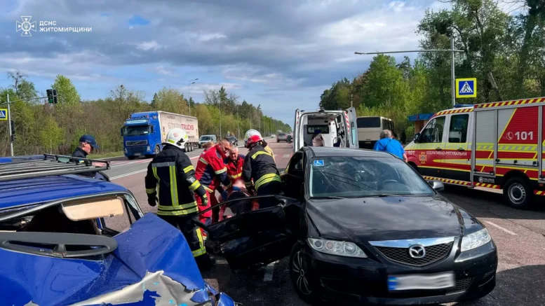 Внаслідок ДТП під Житомиром постраждало четверо людей: одну з пасажирок деблокували з автомобіля рятувальники
