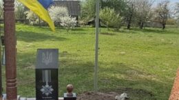 На Чуднівщині правоохоронці затримали неадеквата, який викрав квіти та прапор з могили загиблого Захисника