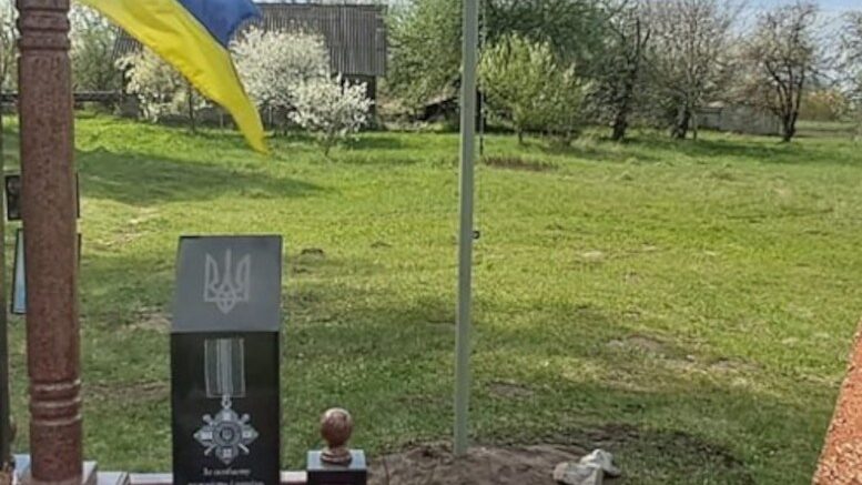 На Чуднівщині правоохоронці затримали неадеквата, який викрав квіти та прапор з могили загиблого Захисника