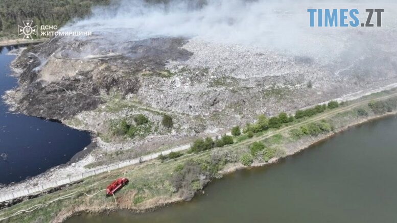 Житомирські рятувальники третю добу поспіль ведуть боротьбу з вогнем на місцевому сміттєзвалищі