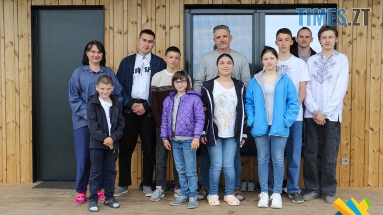 Одинадцять сердець і один дім: велика родина знайшла прихисток на Житомирщині