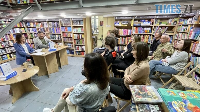 Військовий Дмитро Крапивенко презентував у Житомирі збірку нарисів про армію "Усе на три літери"