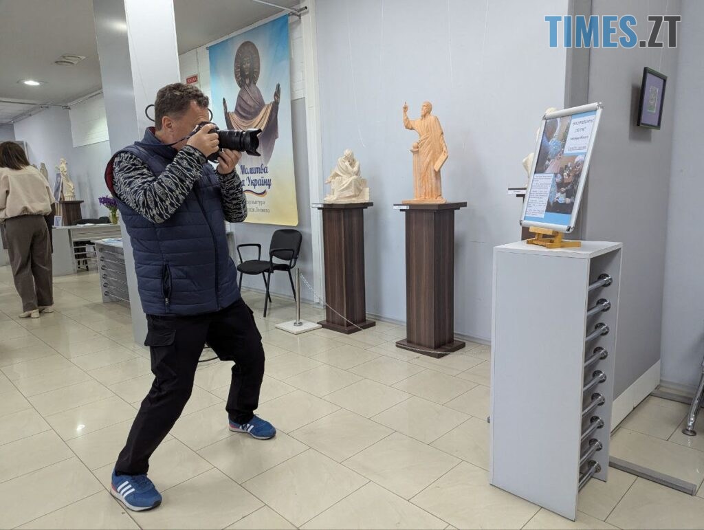 В Житомирі відкрилася виставка безвимірних світів Леоніда Білого (ФОТО)
