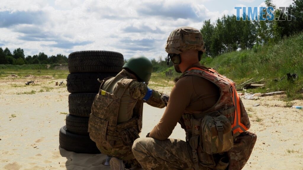 «Хотів постріляти у Яновича – але заборонили»: блогери та цивільні на інтенсиві від 46-ї бригади ДШВ (ВІДЕО)