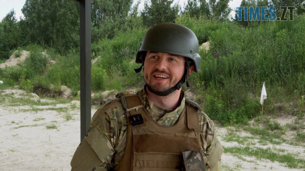 «Хотів постріляти у Яновича – але заборонили»: блогери та цивільні на інтенсиві від 46-ї бригади ДШВ (ВІДЕО)