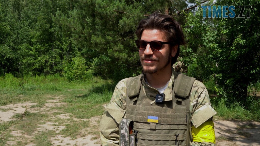 «Хотів постріляти у Яновича – але заборонили»: блогери та цивільні на інтенсиві від 46-ї бригади ДШВ (ВІДЕО)