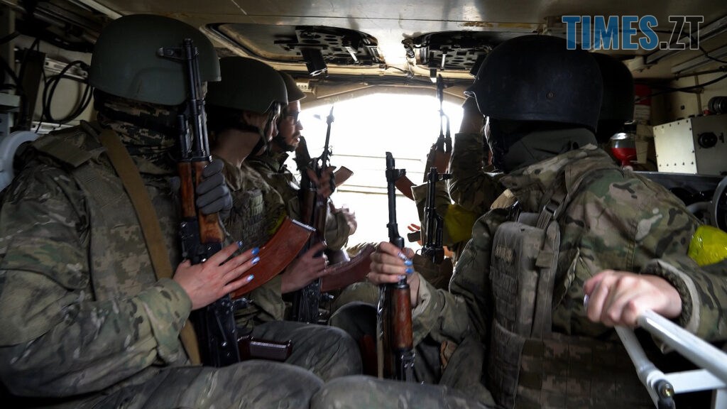 «Хотів постріляти у Яновича – але заборонили»: блогери та цивільні на інтенсиві від 46-ї бригади ДШВ (ВІДЕО)