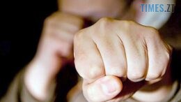 У Житомирі неадекват побив літню жінку, яка зробила йому зауваження через гучне прослуховування російськомовної музики