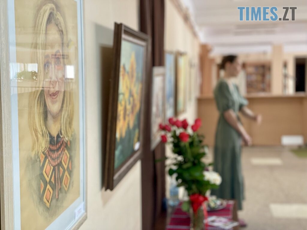 «Дотиком традицій»: у Житомирі триває художня виставка Алли Черніченко та Тетяни Коломієць (ФОТО)