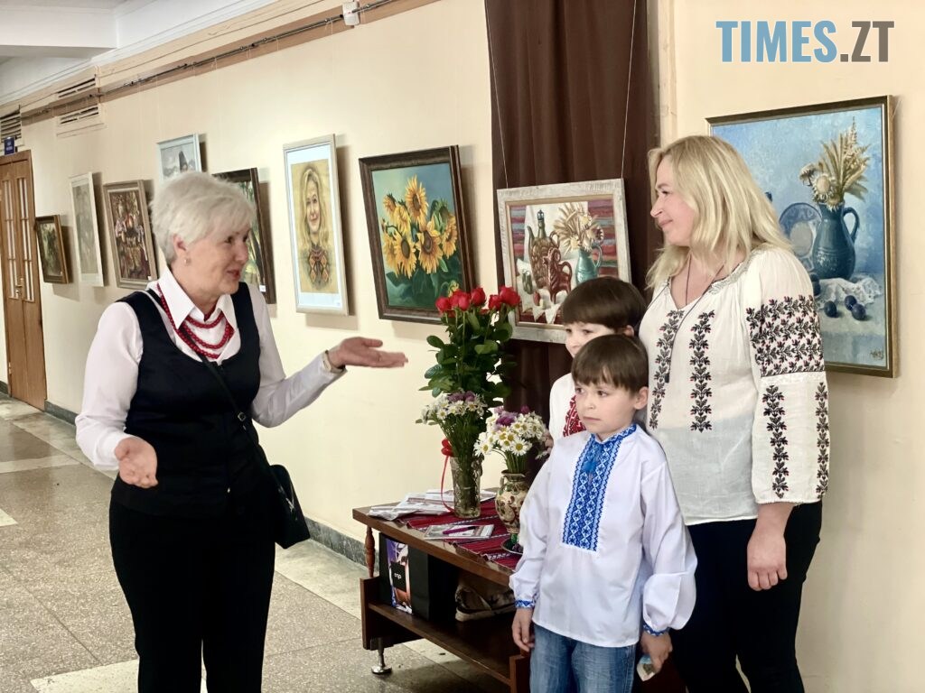 «Дотиком традицій»: у Житомирі триває художня виставка Алли Черніченко та Тетяни Коломієць (ФОТО)