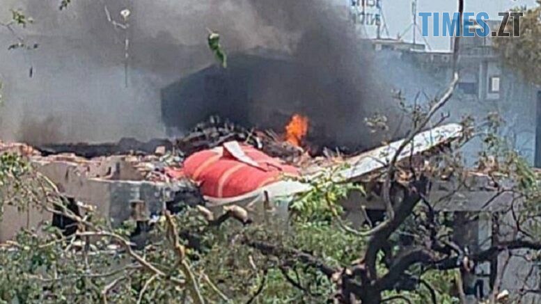 віакатастрофа в Індії: пасажирський літак авіакомпанії Air India одразу після взльоту впав на житловий квартал Ахмедабаду