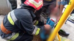 На Житомирщині рятувальники допомогли транспортувати чоловіка, який впав на висоті