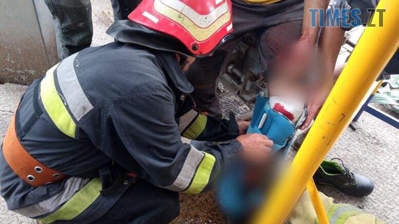 На Житомирщині рятувальники допомогли транспортувати чоловіка, який впав на висоті