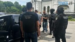 У Житомирі поліцейські затримали «ділка», який обіцяв військовозобов’язаному оформити інвалідність для виїзду за кордон