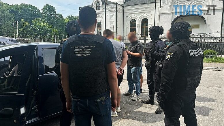 У Житомирі поліцейські затримали «ділка», який обіцяв військовозобов’язаному оформити інвалідність для виїзду за кордон