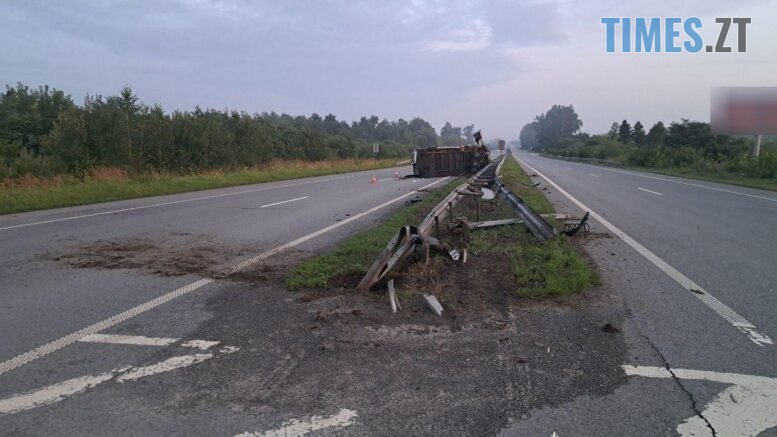 ДТП на Звягельщині: мікроавтобус з’їхав у колесовідбійник і перекинувся