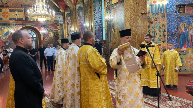 Відзначати День Української державності у Житомирі розпочали з молитви у Михайлівському соборі
