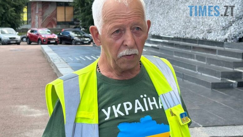 Житомир знову зустрів 65-річного велосипедиста-волонтера з Полтавщини: він збирає кошти для ЗСУ