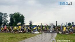 У Звягелі жінка торгувала квітами, викраденими з могил полеглих військових
