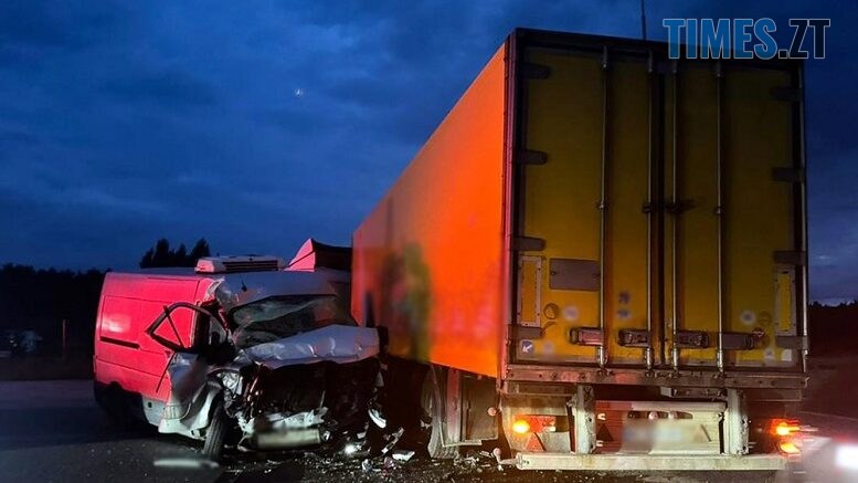 На трасі під Житомиром не розминулися мікроавтобус та вантажівка: троє постраждалих - у лікарні