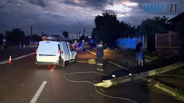 Під Житомиром легковик на швидкості влетів в електроопору: є постраждалі