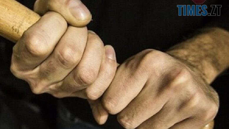 На Любарщині чоловік втрутився у чужу сварку і побив одного з учасників палкою