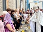 Під дощем: у Михайлівському соборі житомиряни освячують кошики з фруктами