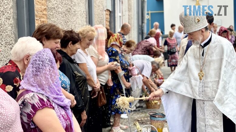 Під дощем: у Михайлівському соборі житомиряни освячують кошики з фруктами