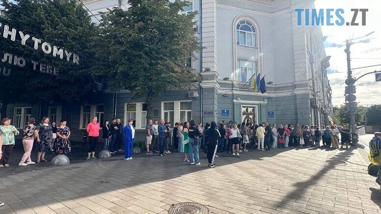 Колектив житомирського ліцею №34 вийшов на протест до стін міської ради