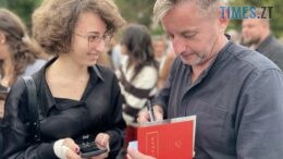 Вірші, селфі та автограф-сесія: зустріч із Сергієм Жаданом у Житомирі