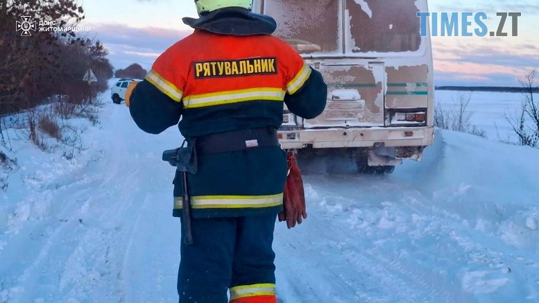 Битва зі стихією: за останню добу бійці ДСНС визволили десятки пасажирів, що застрягли на трасах Житомирщини