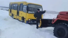 На Бердичівщині рятувальники визволили зі снігового полону рейсовий автобус