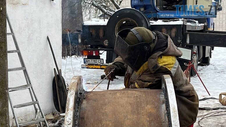 Житомир залишився без води: комунальники всю ніч працювали під дощем, щоб замінити критичне обладнання