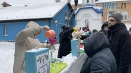 На Водохреще у Михайлівському соборі в Житомирі черга за освяченою водою