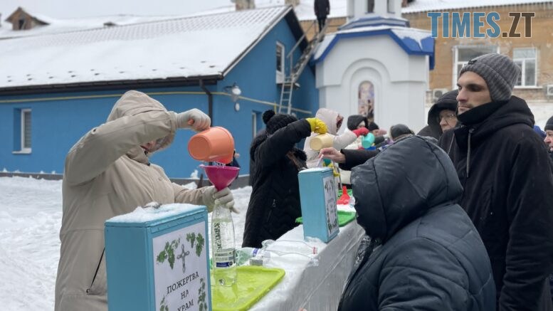 На Водохреще у Михайлівському соборі в Житомирі черга за освяченою водою