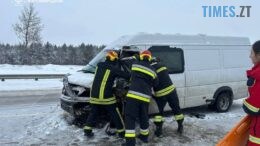 Ранкова ДТП поблизу Житомира: рятувальники за допомогою спецзасобів визволяли водія з пастки